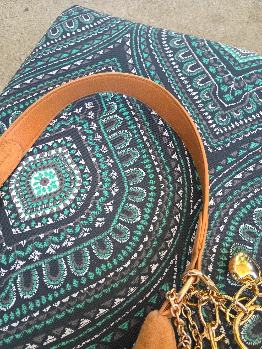 Universal Threads Suede Hobo Shoulder Bag in Tan - Picture 4 of 7